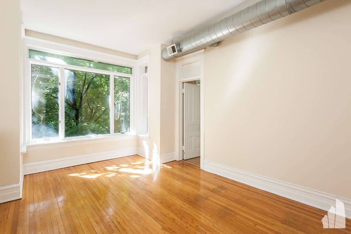 Building Photo - 900 W Newport Ave