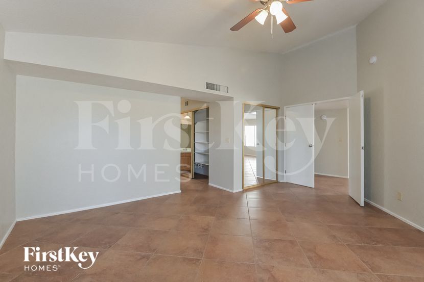 Building Photo - 3240 N Hill Farm Dr