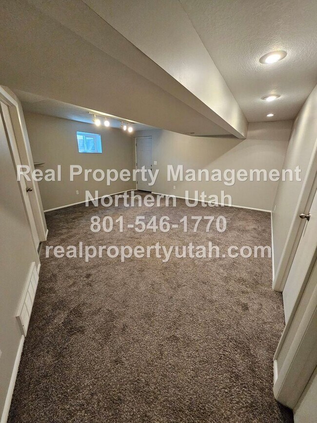 Building Photo - Lovely 5 Bedroom Home in Layton Available Now!