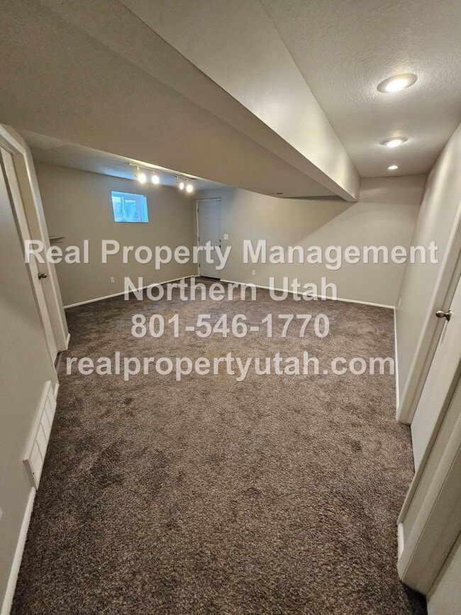 Building Photo - Lovely 5 Bedroom Home in Layton Coming Soon!