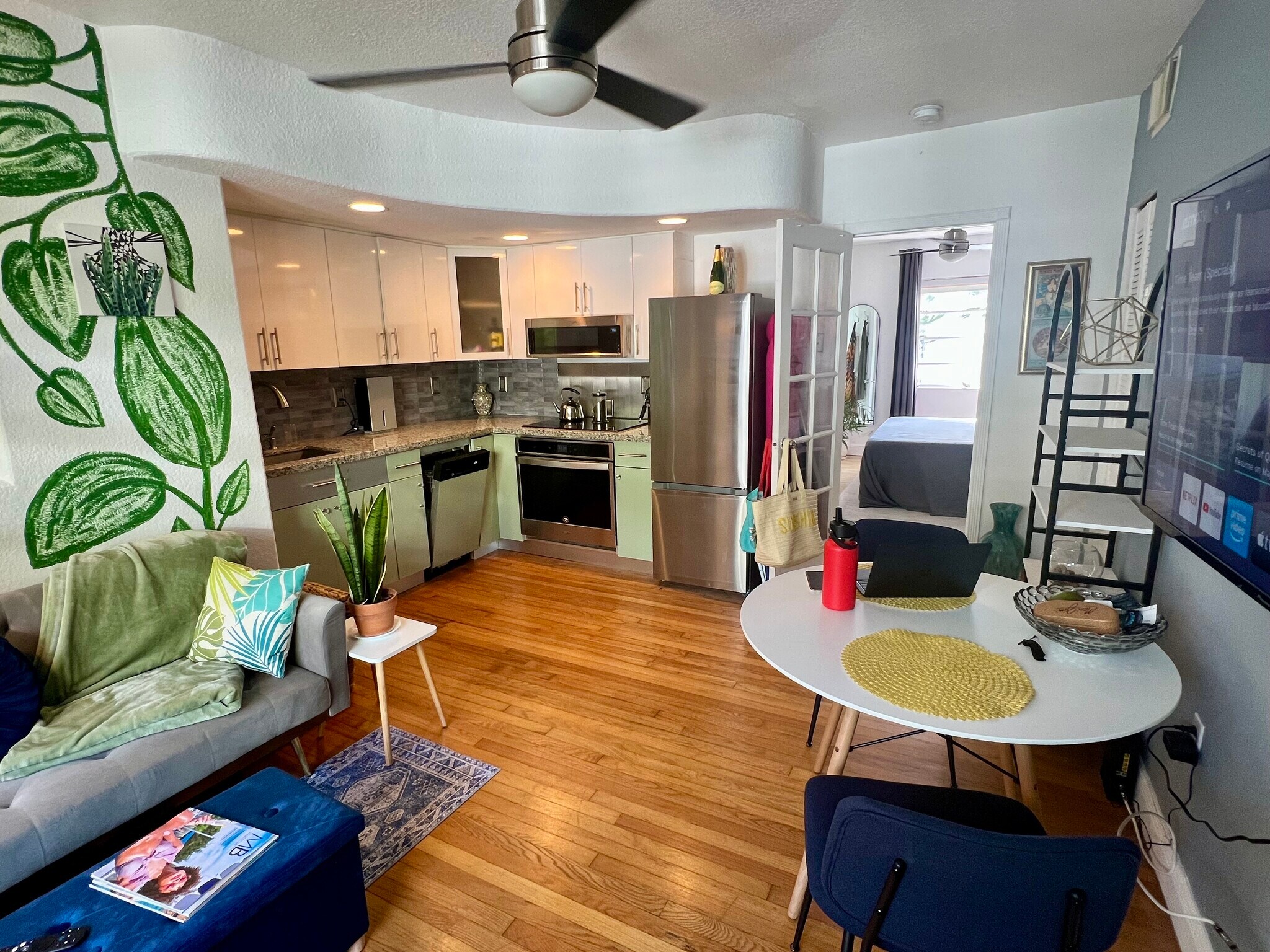 Living room with sofa sleeper and view of kitchen and dining table - 901 Euclid Ave