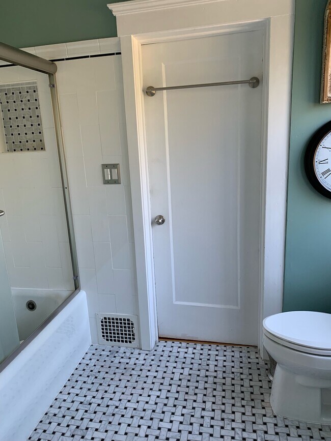 Building Photo - 1650 Portola Dr