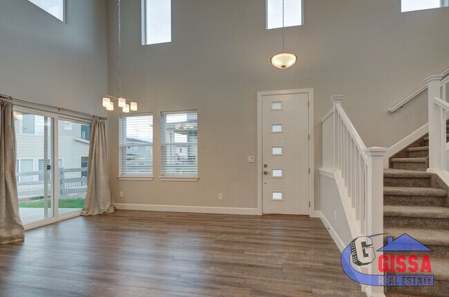 Building Photo - Beautiful, modern townhouse with primary b...