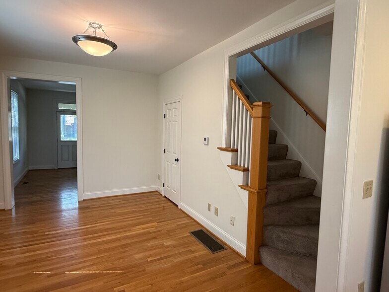 Building Photo - 844 Hamlet St