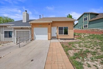 Building Photo - Spacious & Unique 3BD/2BA Townhome w/ Gara...
