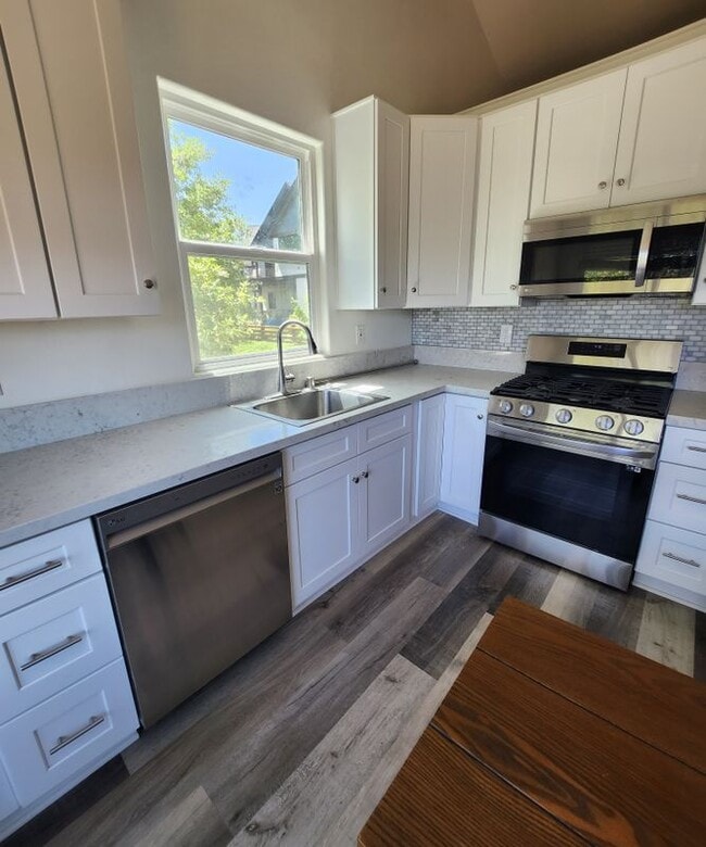 Building Photo - 872 Wildrose Cir