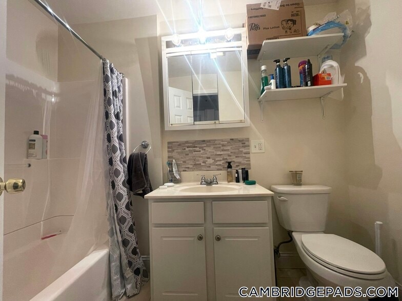 Building Photo - 1056 Cambridge St