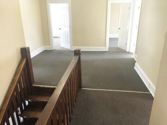 Building Photo - 6-Bedroom, 2-Bath Home Just A Few Blocks From Downtown