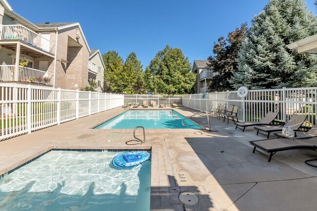 Building Photo - 3 Bedroom Top Floor Orem Condo w Awesome Amenities!