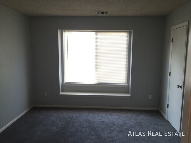 Building Photo - 862 S Uravan Ct