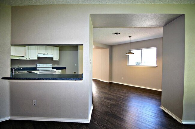 Building Photo - 2110 Jasper Ln