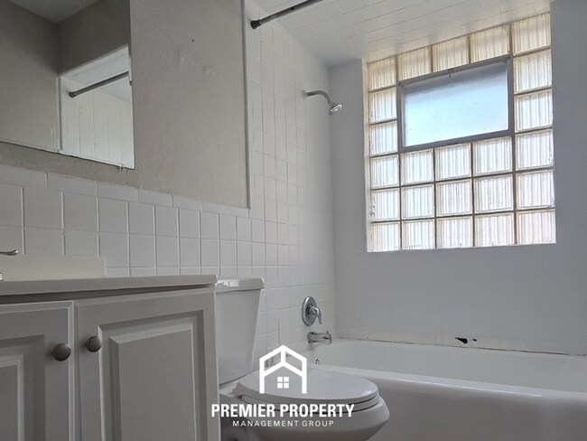 Building Photo - Charming 3BR St. Louis Home w/ Hardwood Floors, Dining Room & Garage