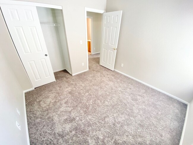 Building Photo - BEAUTIFUL 3 BEDROOMS 2.5 BATHS 2 STORY SINGLE FAMILY HOME WITH 2 CAR GARAGE