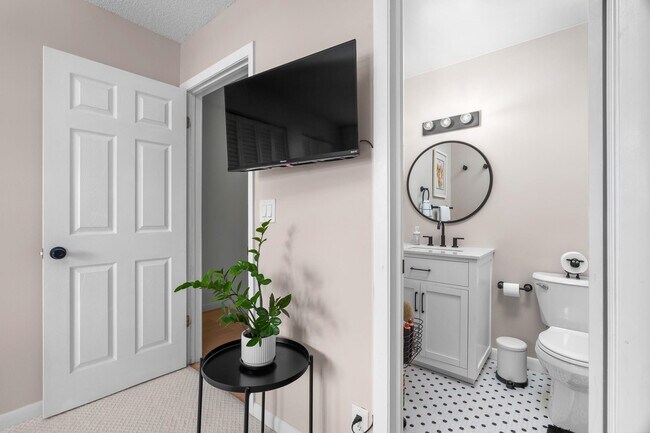 Building Photo - 1321 Bayview Dr