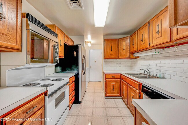 Building Photo - 550 Clay Ave