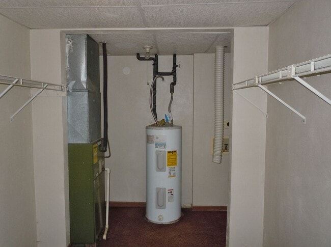 Building Photo - One Bedroom 1st Floor Condo  - Pet Friendl...