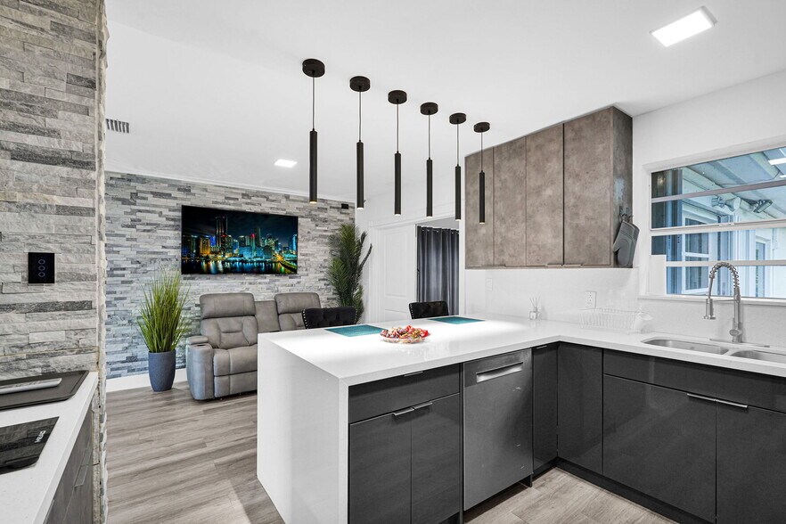 Building Photo - 1420 S 24th Ter