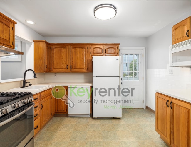 Building Photo - Spacious Clifton Cape with Finished Baseme...