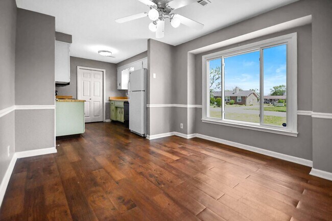 Building Photo - Pet Friendly Three Bedroom!