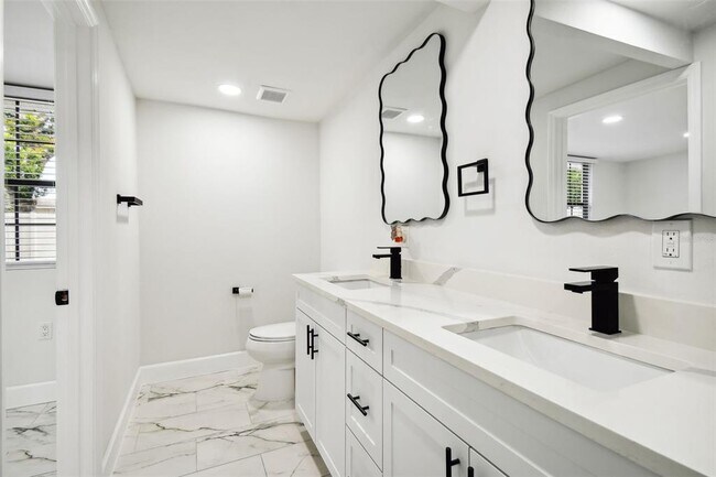 Building Photo - 4910 N Darby Ave