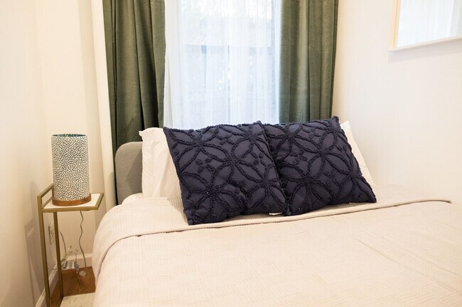 Building Photo - 317 E 75th St