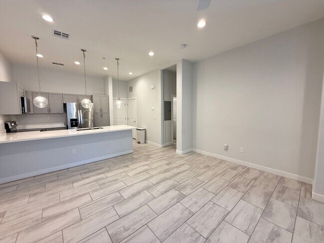 Building Photo - 3/BD 2.5/BA Sleek Townhome with High Ceili...