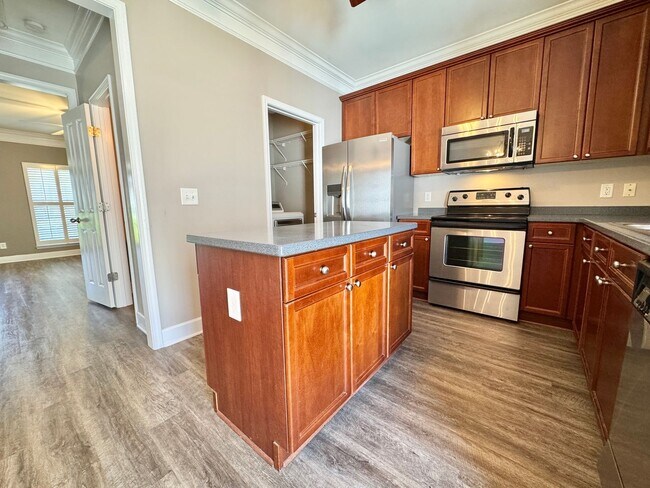 Building Photo - 3 Bed, 2.5 Bath Townhome w/ 2 Car Garage