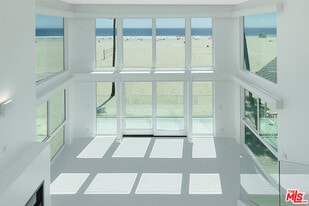 Building Photo - 912 S Bundy Dr