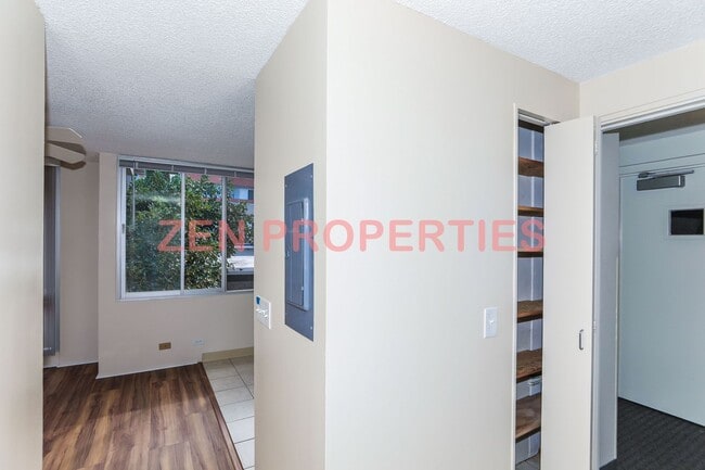 Building Photo - 2 bedroom, 1 bath unit with 1 parking stal...