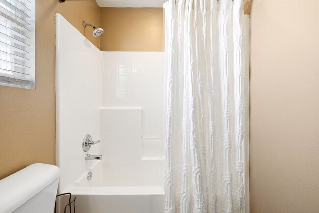 Building Photo - 4 bedrooms / 3 bathroom OPEN floor plan HOUSE for rent in LANCASTER
