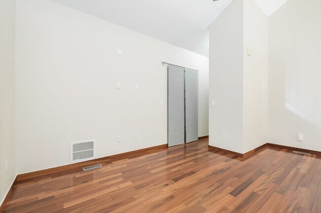 Building Photo - Top Level One Bedroom Condo in Rhino