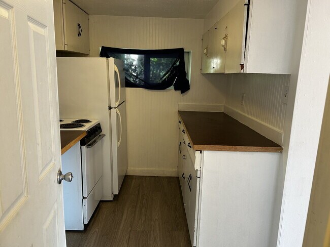 Building Photo - Studio with tiled shower close to downtown, campus, and SEL - Available August 5th