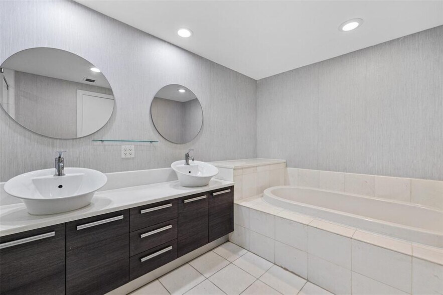 Building Photo - 2950 NE 188th St