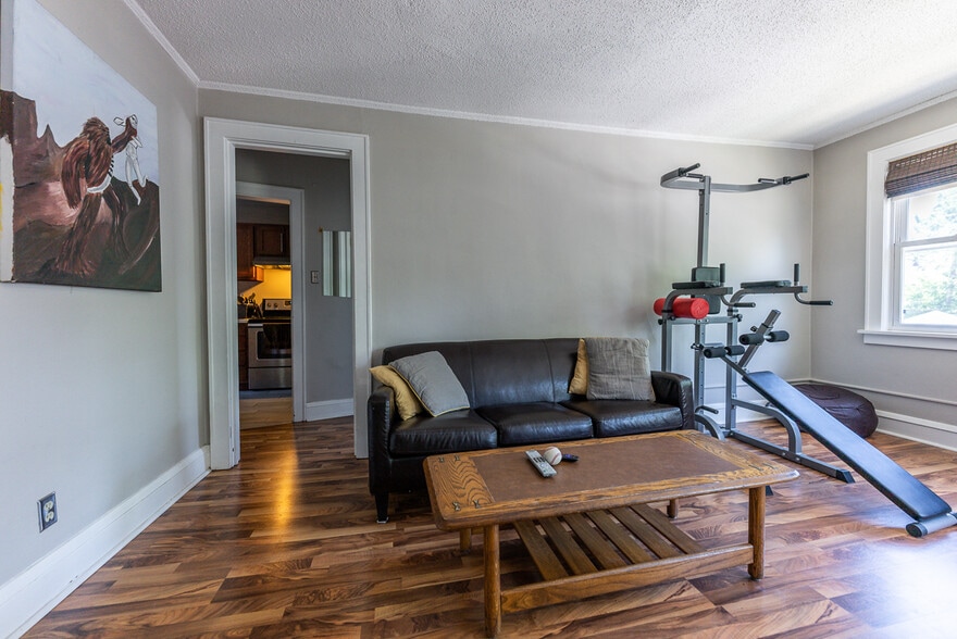 Building Photo - 823 Laurel Ave