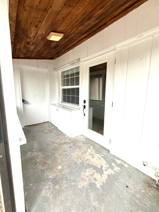 Building Photo - 6745 Venetian Dr