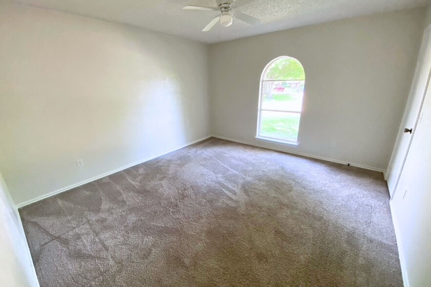 Building Photo - 2917 Las Palmas Ln