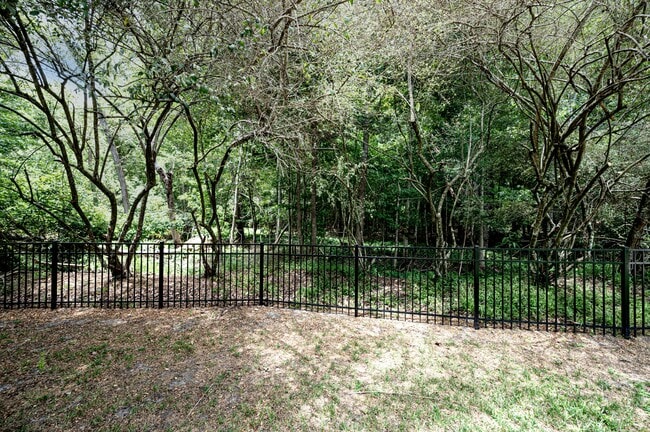 Building Photo - 1004 Somerset Ct