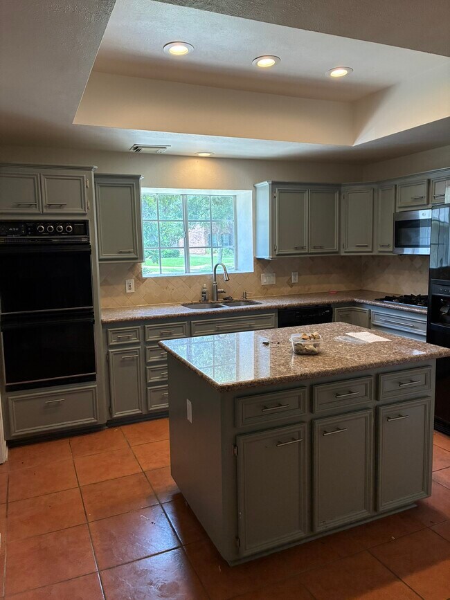 Building Photo - 4635 Meadow Green Dr