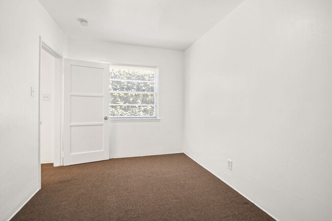 Building Photo - Charming Triplex Unit in Historic Rose Park