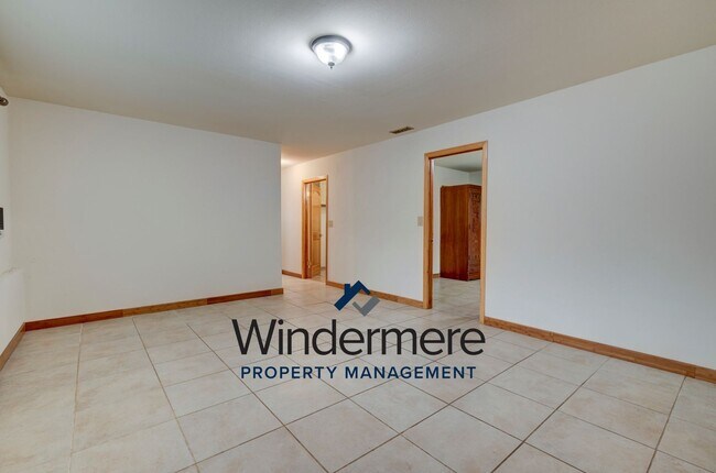 Building Photo - Spacious 3 Bedroom 3 Bath in town