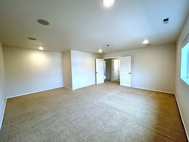 Building Photo - Beautifully appointed 4-Bedroom 2-bathroom...