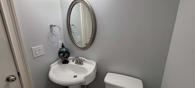 Building Photo - Stunning 4-Bedroom, 3.5-bath Home in the P...