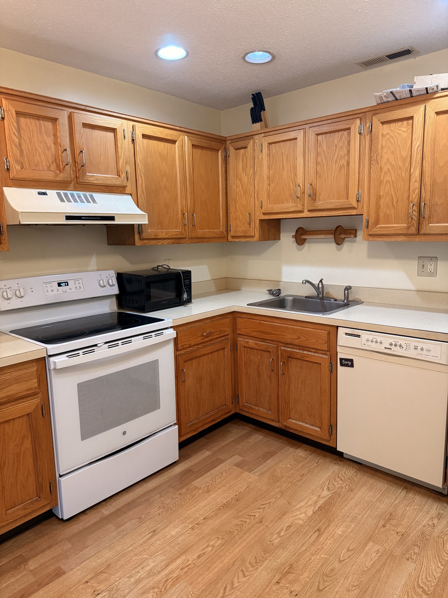 Kitchen - 166 Old Brookfield Rd