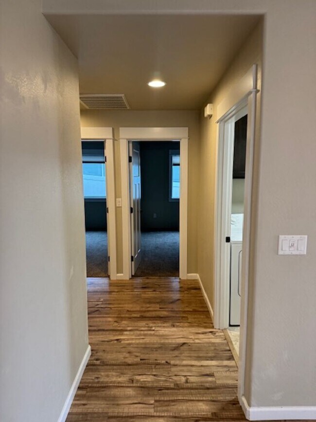 Building Photo - 3 BEDROOM/ 2 BATH HOME WITH OPEN LAYOUT AND SCENIC SETTING