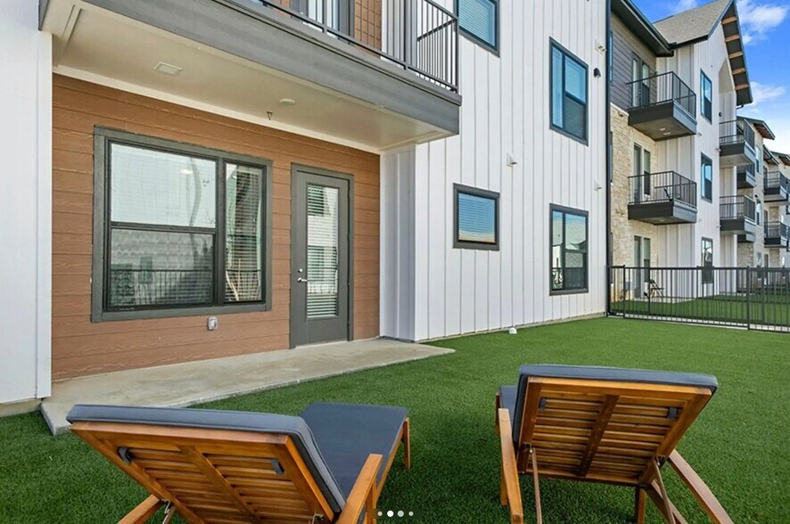 Building Photo - 8200 Glenn Day Dr