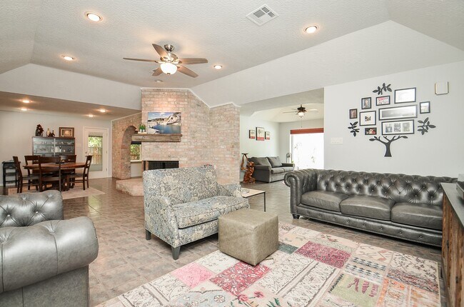 Building Photo - 827 Millpond Dr