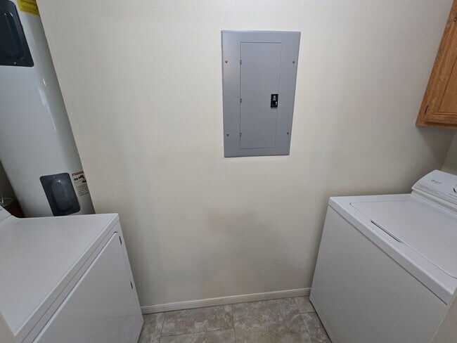 Building Photo - College Station - 3 bedroom / 2 bath 4 plex- downstair units.