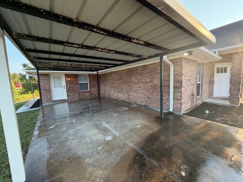 Carport - 421 W Thomas St