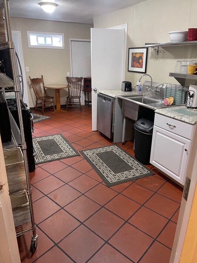 Building Photo - 158 S Hartson St