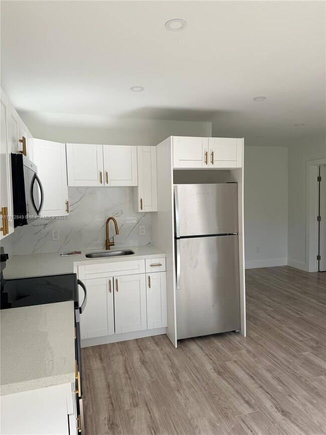 Building Photo - 1936 Normandy Dr